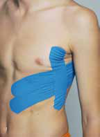 Blaues Kinesiology-Tape in Kreuzform über dem Brustkorb entlang der Zwischenrippenmuskulatur