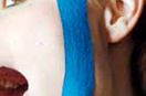 Kinesiology-Tape auf der Wange über dem Musculus masseter bei geöffnetem Mund