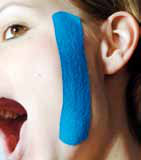 Kinesiology-Tape auf der Wange über dem Musculus masseter bei geöffnetem Mund