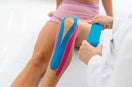 Sportlerin bei Physiotherapie-Übung, Beispielbild Medi-Taping im Spitzensport