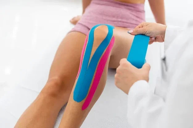 Sportlerin bei Physiotherapie-Übung, Beispielbild Medi-Taping im Spitzensport