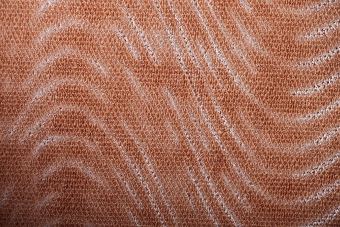 Nahaufnahme eines beigen Kinesiologie-Tapes mit gut sichtbarer Gewebestruktur