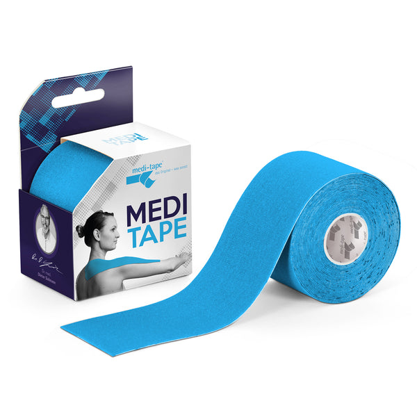 Blaues Kinesiologie-Tape mit Verpackung auf weißem Hintergrund, physiotherapeutisches Tape
