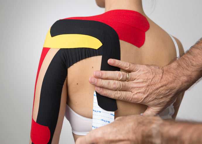 Aktivierung des Tape-Klebers durch Anreiben mit der Hand für besseren Halt.