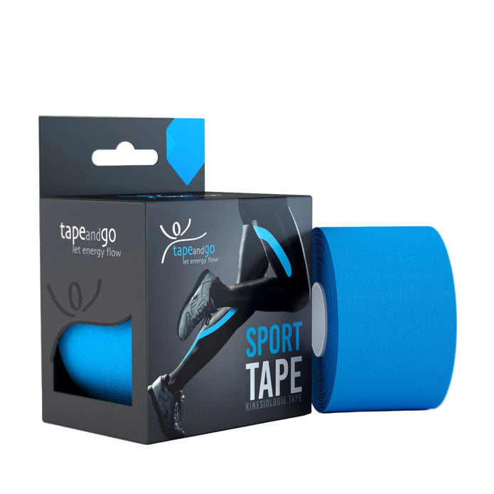 Blaues Kinesiologie Tape für Sport, Rolle neben Verpackung mit sportlichem Design