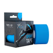 Blaues Kinesiologie Tape für Sport, Rolle neben Verpackung mit sportlichem Design