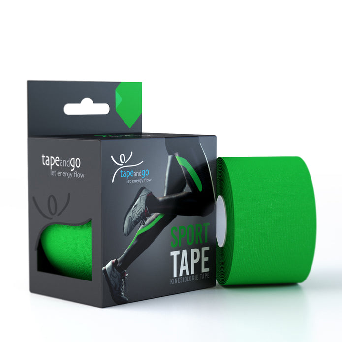 Grünes Kinesiologie Tape für Sport, Rolle neben Verpackung mit sportlichem Design