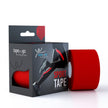 Rotes KinesioloBlaues Kinesiologie Tape für Sport, Rolle neben Verpackung mit sportlichem Designgie Tape für Sport, Rolle neben Verpackung mit sportlichem Design