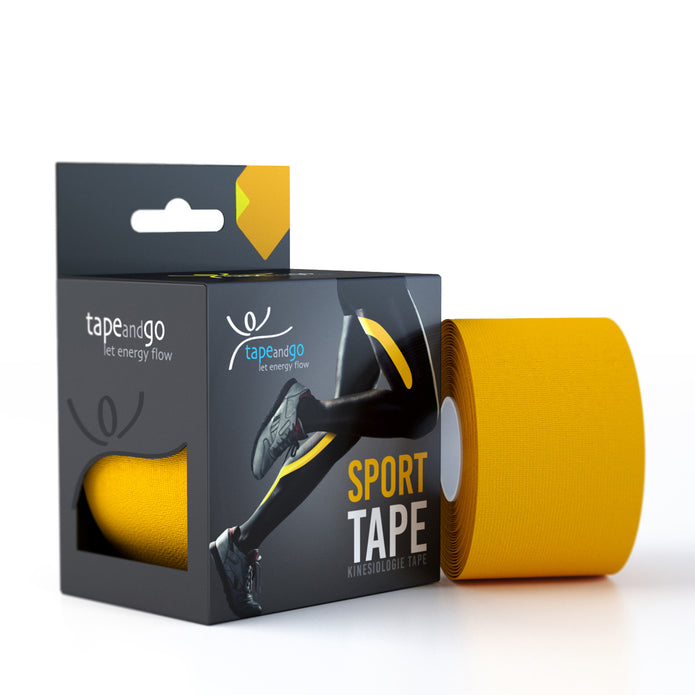 Gelbes Kinesiologie Tape für Sport, Rolle neben Verpackung mit sportlichem Design