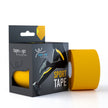 Gelbes Kinesiologie Tape für Sport, Rolle neben Verpackung mit sportlichem Design